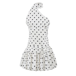 Détail d'une robe à pois à épaule dénudée avec ceinture nouée et ourlet à volants