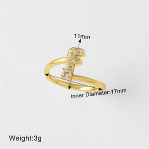 Detail van 18k vergulde letter F ring met zirkonia en maatafmetingen