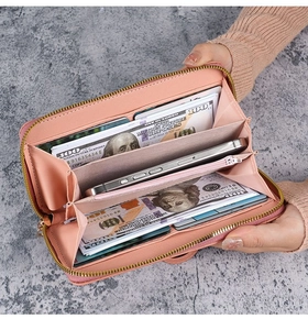 Innenaufteilung der rosa langen Brieftasche mit Kartenfächern und Reißverschluss