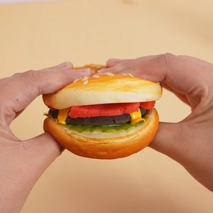 Jouet burger squishy en mousse PU réaliste montrant la texture à montée lente après pression