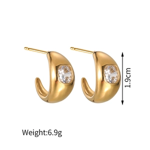 Detail view of 18K gold C-shaped earring with zircon, dimensions 1.9cm and weight 6.9g
