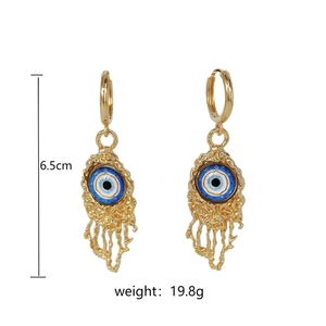 Dettaglio degli orecchini vintage malocchio con texture lava dorata, altezza 6,5 cm