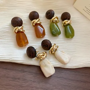 Boucles d'oreilles pendantes géométriques en résine avec perles de bois en trois couleurs
