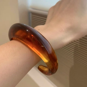 Bracciale rigido irregolare in resina tartarugata con design ambrato geometrico