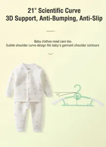 Detail eines grünen Baby-Kleiderbügels mit 21-Grad-Schulterbogen für Kinderkleidung