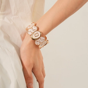 Détail du bracelet vintage en émail étoilé avec motifs géométriques et cristaux brillants