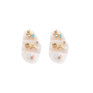 Boucles d'oreilles fleuries avec détails de papillon et de rose sur fond blanc