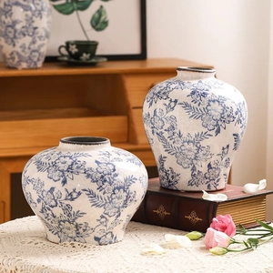 Blaue und weiße Keramikvasen mit Eiskrakelee-Glasur und Blumenmuster für Deko