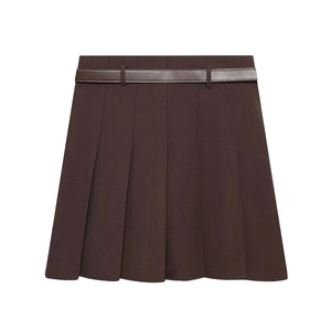 Jupe plissée marron foncé élégante avec ceinture assortie sur fond blanc pur