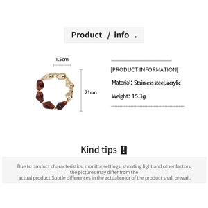Détail montrant des perles de cœur ambre et or sur le bracelet acrylique avec dimensions