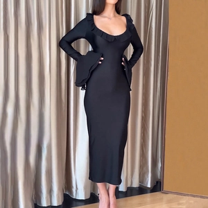 Robe noire moulante élégante avec manches longues évasées et col à volants chic
