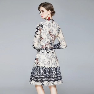 Robe en mousseline à fleurs avec manches longues et ourlet plissé en imprimé beige vintage