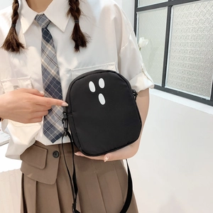 Détail du joli sac bandoulière fantôme noir avec sangle réglable sur un uniforme