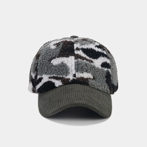 Détail de la couronne en polaire camouflage et visière en velours côtelé vert du bonnet