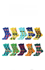 Vue à plat de 10 paires de chaussettes avec motifs de fruits et plantes colorés