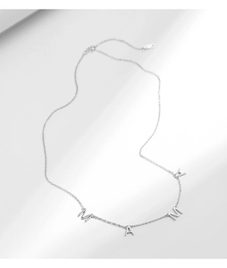 Vue détaillée du collier MAMA en argent sterling S925 avec pendentif lettre élégant
