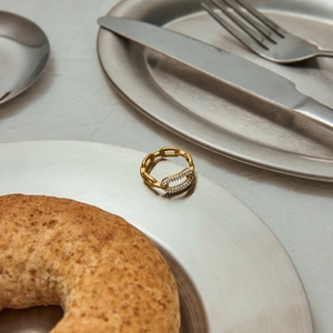 Anello a catena in acciaio inossidabile placcato oro 18K con intarsio di zirconi