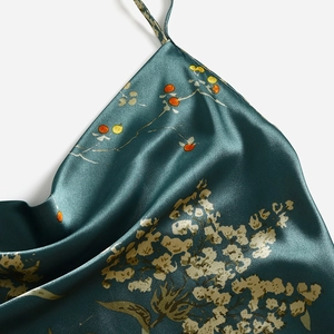 Nuisette en satin vert foncé à imprimé floral avec col bénitier et aspect soyeux