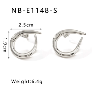 Detail of silver C-shaped steel earrings with size 2.5x1.9cm and 6.4g weight specs
