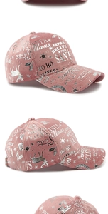 Vue détaillée de la casquette de Noël en velours rose avec motifs festifs argentés brillants