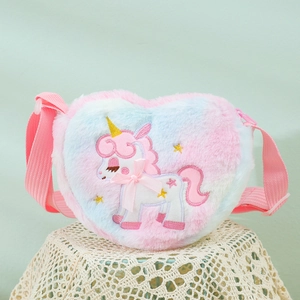 Dettaglio della borsa a tracolla in peluche a forma di cuore con ricamo a unicorno