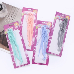 Set per acconciature da 4 pezzi con strumenti per trecce colorati e pettine a coda in blister