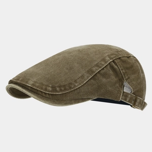 Dettaglio del cappello newsboy in tela lavata con fibbia metallica vintage e trama usata