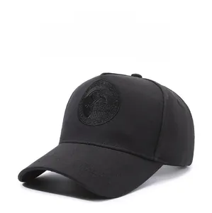 Dettaglio del cappellino da baseball nero in cotone con toppa aquila e fori traspiranti