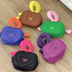 Borse a tracolla trapuntate a cuore in vari colori con ricamo Bear Bear frontale