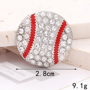 Vue détaillée d'un pendentif baseball en strass avec coutures rouges émaillées, 2,8 cm