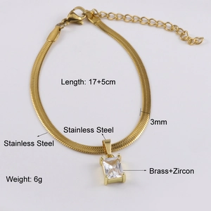 Vista detallada de pulsera de acero dorado con colgante rectangular de circón verde puro
