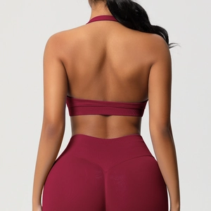 Détail d'un ensemble de yoga sans couture bordeaux avec dos nu et leggings galbants