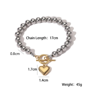 Detail eines Silberperlenarmbands mit 17cm Kette, Herzanhänger und Maßangaben in Englisch