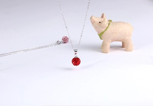 Detail der S925 Silberkette mit einem runden roten Kristall-Shamballa-Ball-Anhänger