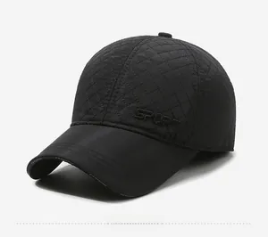 Détail d'une casquette de baseball d'hiver matelassée avec doublure polaire et broderie