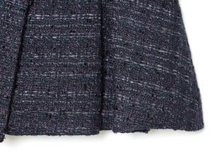 Vue macro d'un tissu en tweed foncé avec fil métallique et texture tissée fine