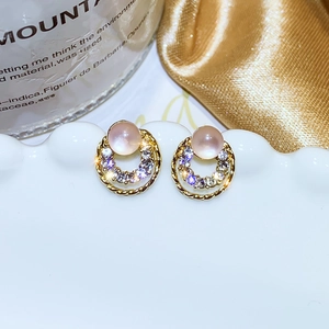 Eleganti orecchini a doppio cerchio dorati con perla rosa e cristalli lucidi