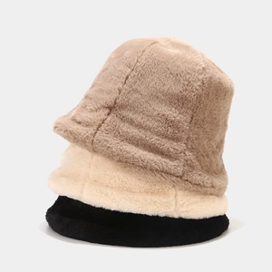 Gros plan de bobs en peluche en kaki, beige et noir montrant la texture douce d'hiver