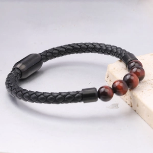 Bracciale in pelle intrecciata nera con pietre occhio di tigre rosse e chiusura magnetica