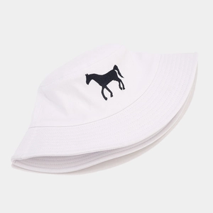 Gros plan détaillé d'un chapeau bob blanc en coton avec broderie de cheval noir