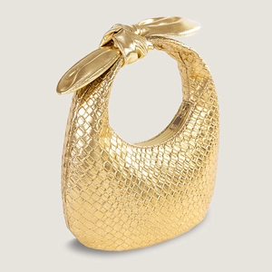 Nahaufnahme der goldenen Webstruktur und des Knotengriffs an der PU-Halbmondtasche