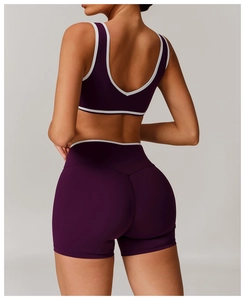 Détail du soutien-gorge de sport violet et short taille haute avec liserés blancs