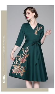 Dettaglio elegante abito a linea A verde scuro con scollo a V e ricami floreali