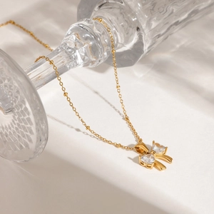 Collier élégant en or avec nœud et pendentifs en zircone en forme de cœur