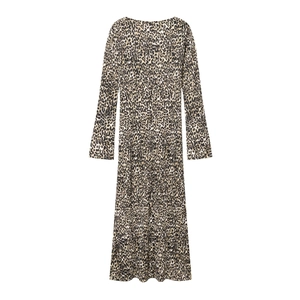 Vooraanzicht van maxi-jurk met luipaardprint, lange mouwen en een geplooide taille