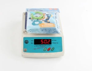 Detailed scale measurement showing the 50.2g weight of this baby number cognition cloth book