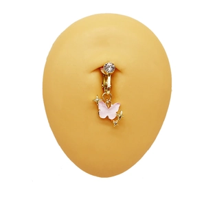 Vue détaillée du clip de nombril papillon rose avec pendentif étoile d'or sur modèle