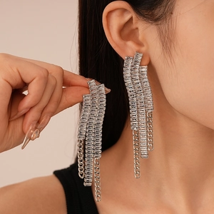 Boucles d'oreilles pampilles argentées avec rangées de zircons et chaînes fines
