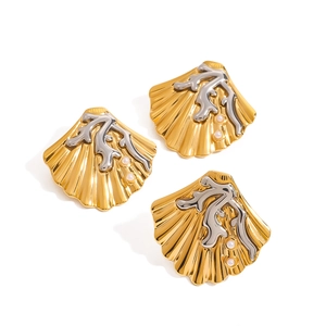 Gouden schelpbroche met koraaltakjes en kleine witte parels op een witte achtergrond