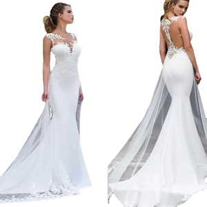 Elegante abito da sposa a sirena bianco con scollo a V, pizzo e strascico allungato